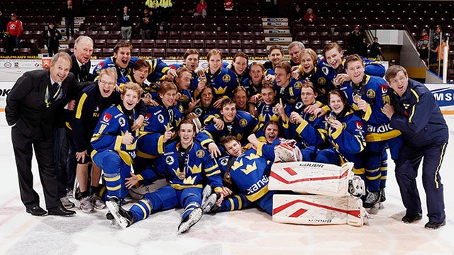 2014 wu17hc swe bronze celeb team photo 640??w=640&h=360&q=60&c=3