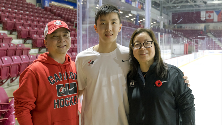 Un trio familial soudé par le hockey | Hockey Canada