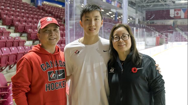 Alex Huang accompagné de ses parents