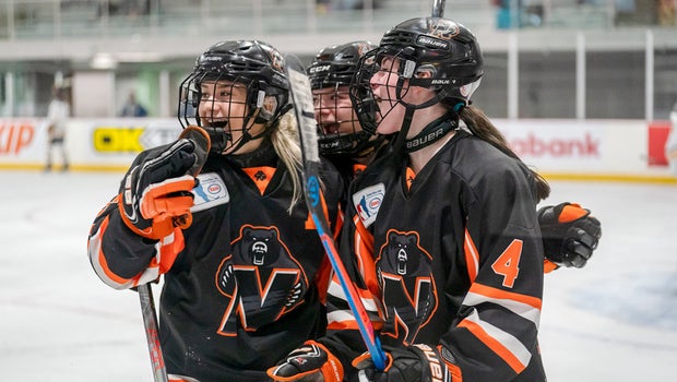 Les Bears de Prince Albert célèbrent après un but à la Coupe Esso 2022 à Okotoks.