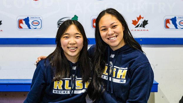 Emily Chan (à droite) et Jade Lore pendant la Coupe Esso 2023 à Prince Albert, en Saskatchewan.
