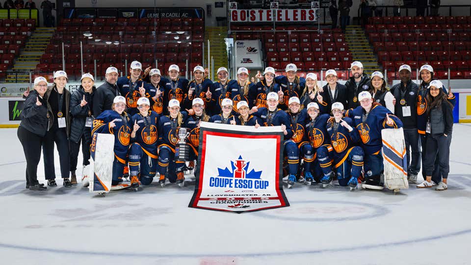 Edmonton Jr. Oilers attempt to score on the Lloydminster Steelers.