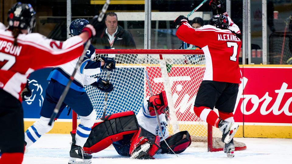 Mackenzie Alexander d’Ontario Rouge célèbre le but de la victoire contre Marilou Grenier, couchée de tout son long.