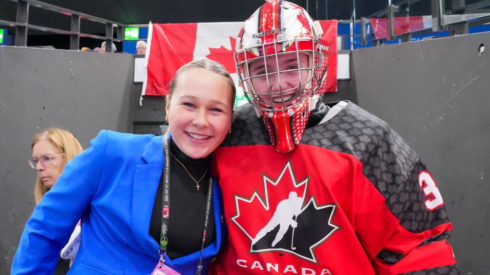 Marilou Grenier, pas en uniforme pour le match, pose avec la gardienne de but Hannah Clark, en équipement.