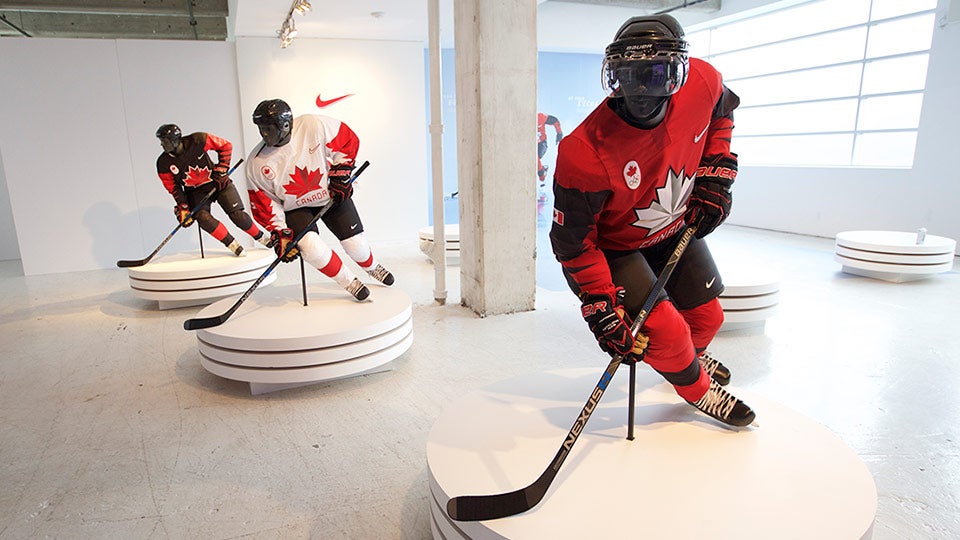 2018 oly jerseys blk wht red mannequins??w=640&h=360&q=60&c=3