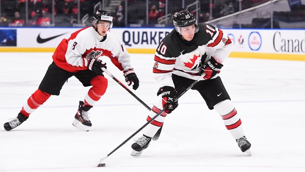 Logan Stankoven d’Équipe Canada dans un match contre l’Autriche lors du Championnat mondial junior 2022 de l’IIHF à Edmonton, le 28 décembre 2021.
