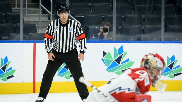 Kyle Kowalski qui arbitre un match de hockey sur glace au Championnat mondial junior de l’IIHF à Red Deer, en Alberta, en décembre 2021.