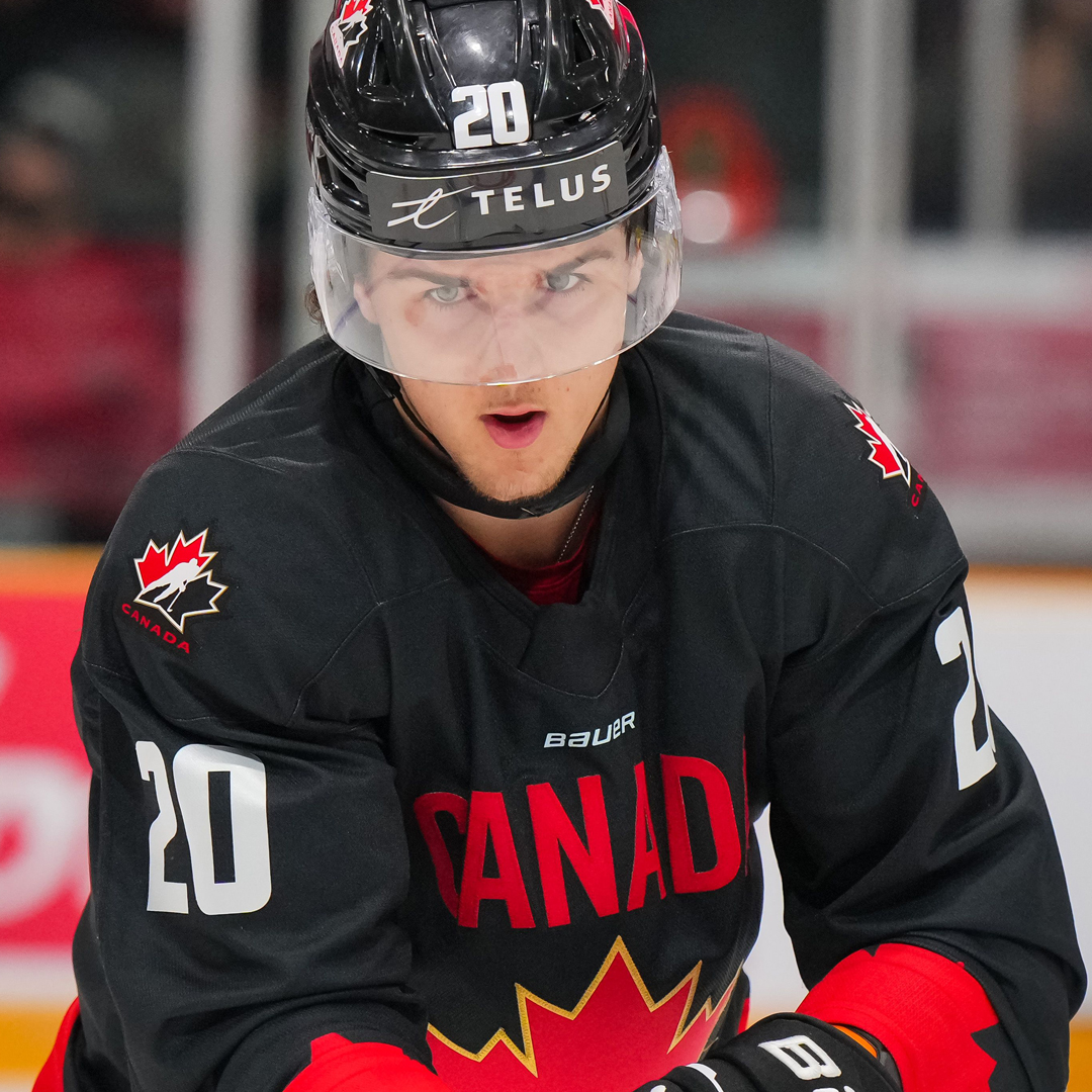 Ethan avec son chandail noir, porte les couleurs du Canada.