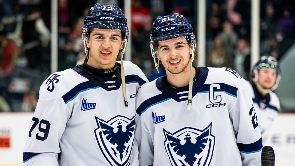 Ethan et Kaylen Gauthier prennent la pose dans leur uniforme blanc du Phœnix de Sherbrooke.