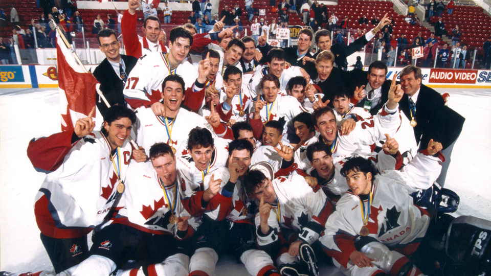 Les membres d’Équipe Canada prennent la pose des champions avec leur médaille d’or au cou.