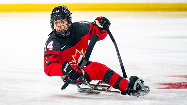 Raphaëlle Tousignant sur la patinoire pendant un match du Championnat mondial de parahockey sur glace 2023 de la WPIH à Moose Jaw, en Saskatchewan.
