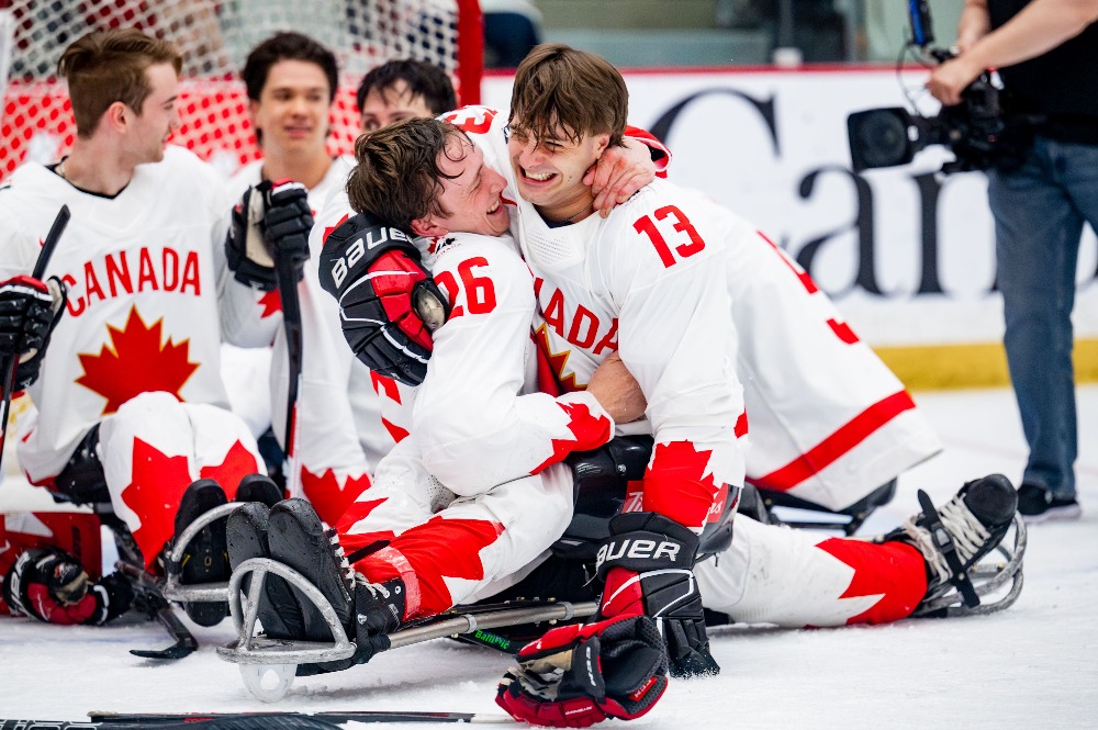 Vincent Boily fait l’accolade à Anton Jacobs-Webb sur la glace