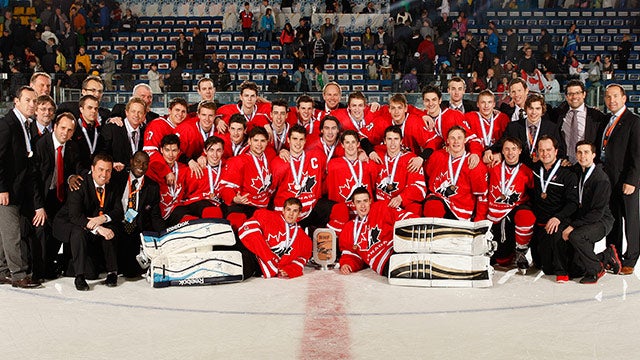 2014 wu18c apr27 bronze team photo 640??w=640&h=360&q=60&c=3