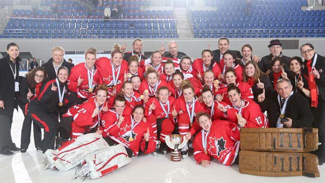 L'équipe nationale féminine des moins de 18 ans du Canada remporte l'or au  Championnat mondial de hockey sur glace féminin des M18 2014 de l'IIHF à  Budapest