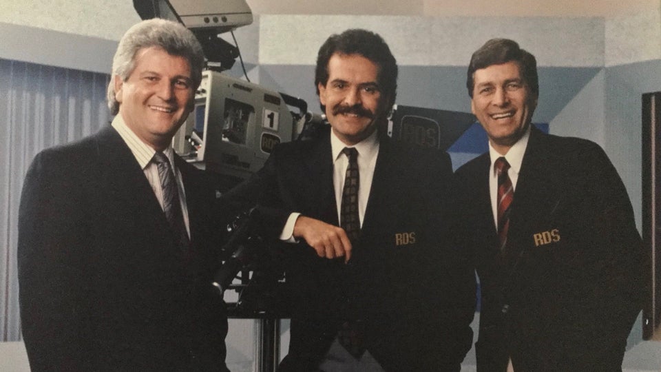 Pierre Houde prend la pose au centre d’Yvon Pedneault et de Denis Caron, sourires aux lèvres