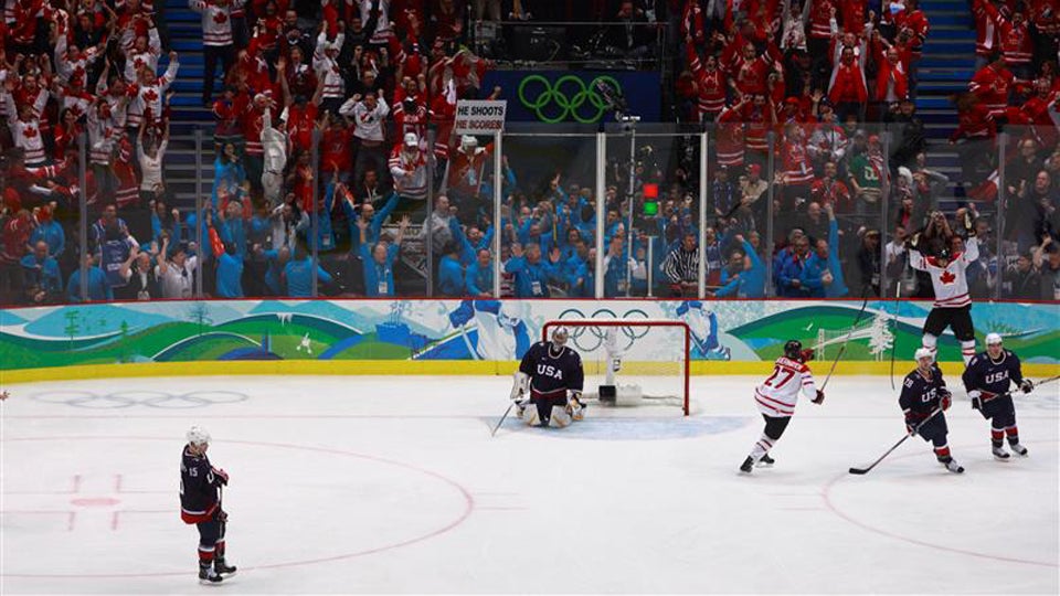 Sidney Crosby célèbre après avoir marqué le but en or
devant une foule en délire à Vancouver