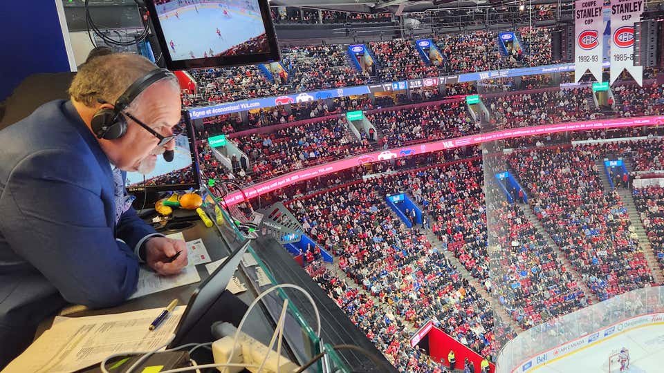 Pierre Houde commente un match des Canadiens du haut de la passerelle du Centre Bell